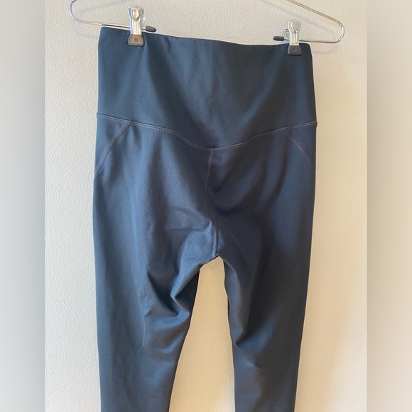 girlfriend collective 🖤 High Rise Compressive Leggings in Black - Picture 3 of 6